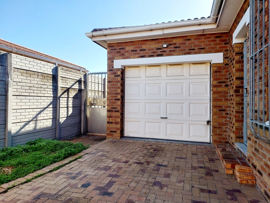 3 Bedroom Property for Sale in Protea Heights Western Cape